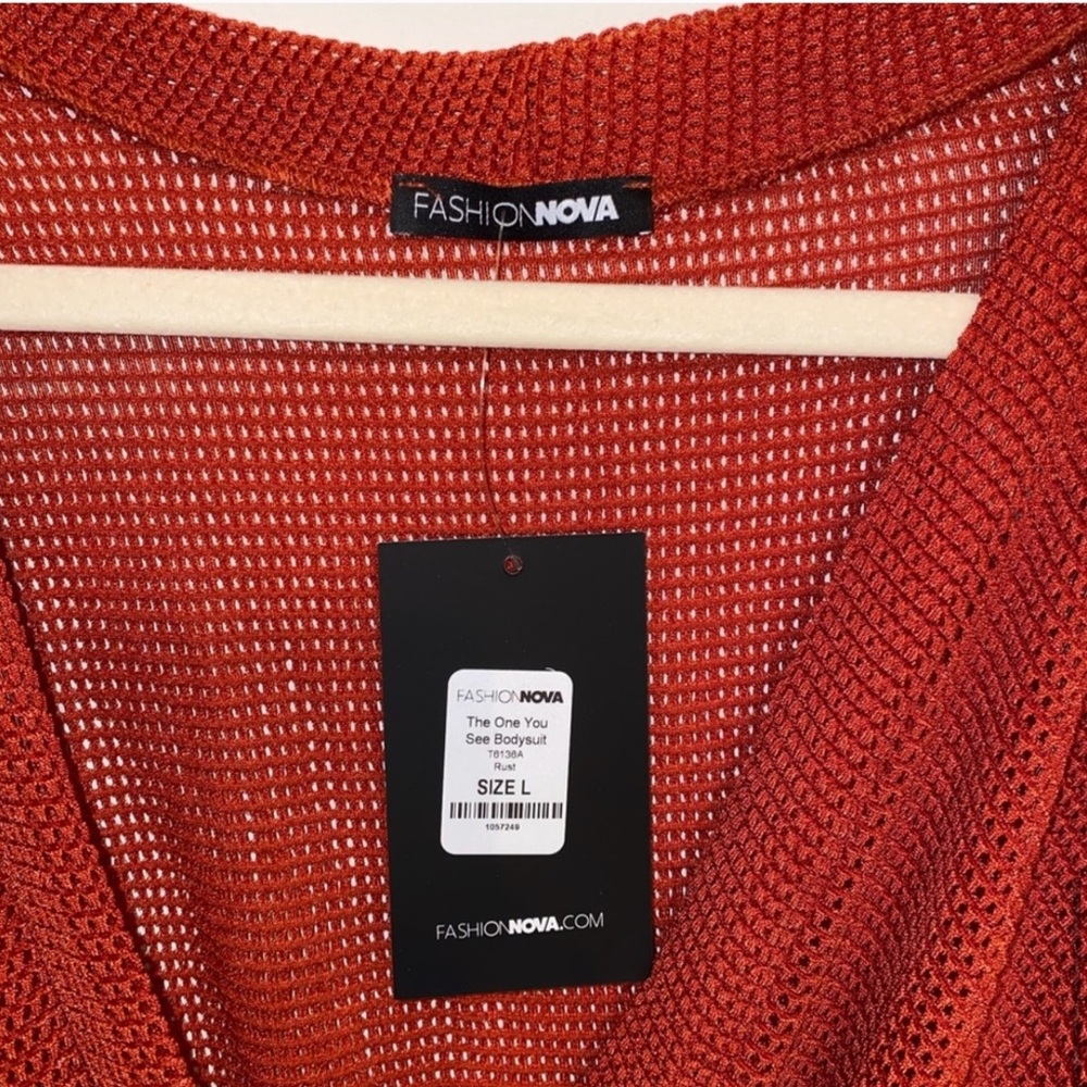 NWT Fashion Nova Rust Surplice Neckline Bodysuit in Rust/Burnt Orange - Picture 8 of 9